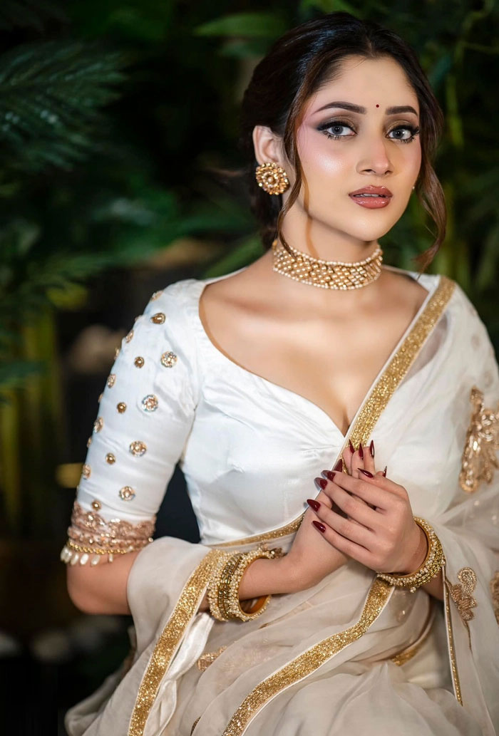 ডিপনেক পোশাকে বেরিয়ে আসছে পূজা চেরীর ক্লিভেজ
