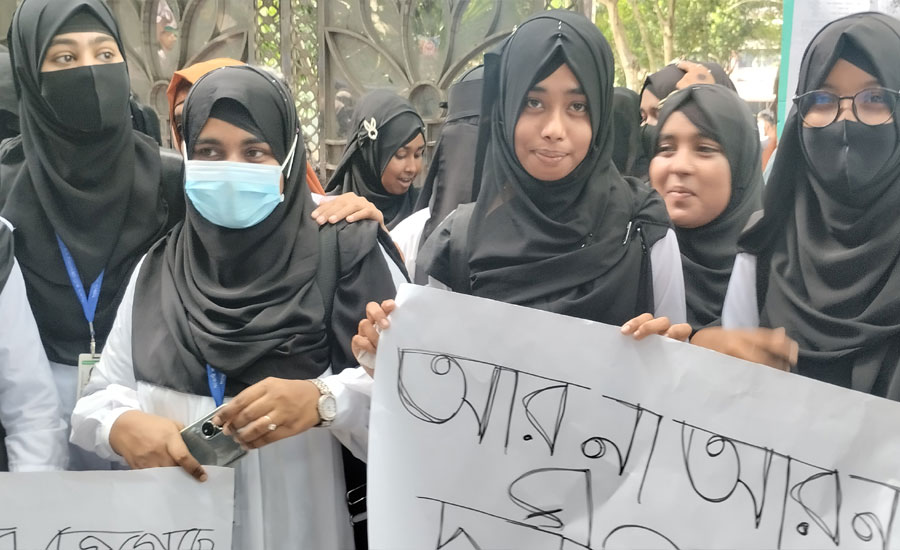 ভাঙ্গায় সরকারি কেএম কলেজের শিক্ষকদের বিরুদ্ধে সাধরন শিক্ষার্থীদের বিক্ষোভ 