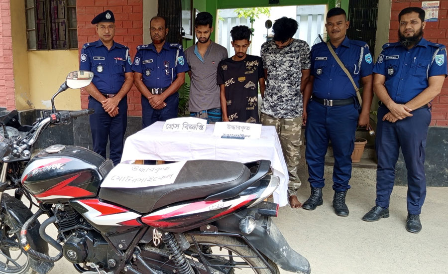 অভিযানে ডাকাতির মালামাল সহ চক্রের তিন সদস্য আটক 