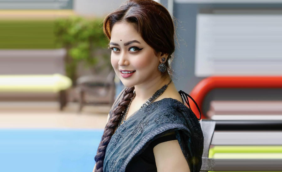 চোখজুড়ানো কালো শাড়িতে ভাবনার ৬টি ছবি 
