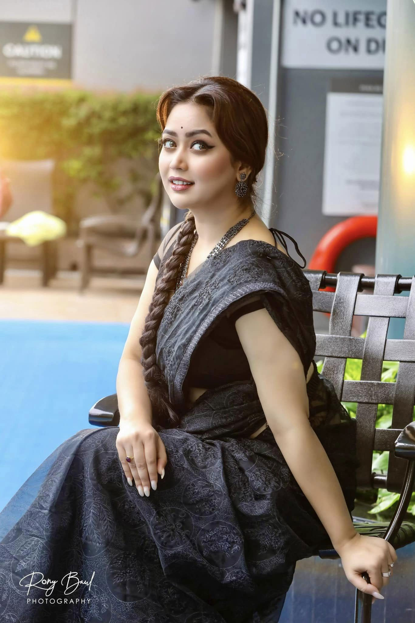 চোখজুড়ানো কালো শাড়িতে ভাবনার ৬টি ছবি 