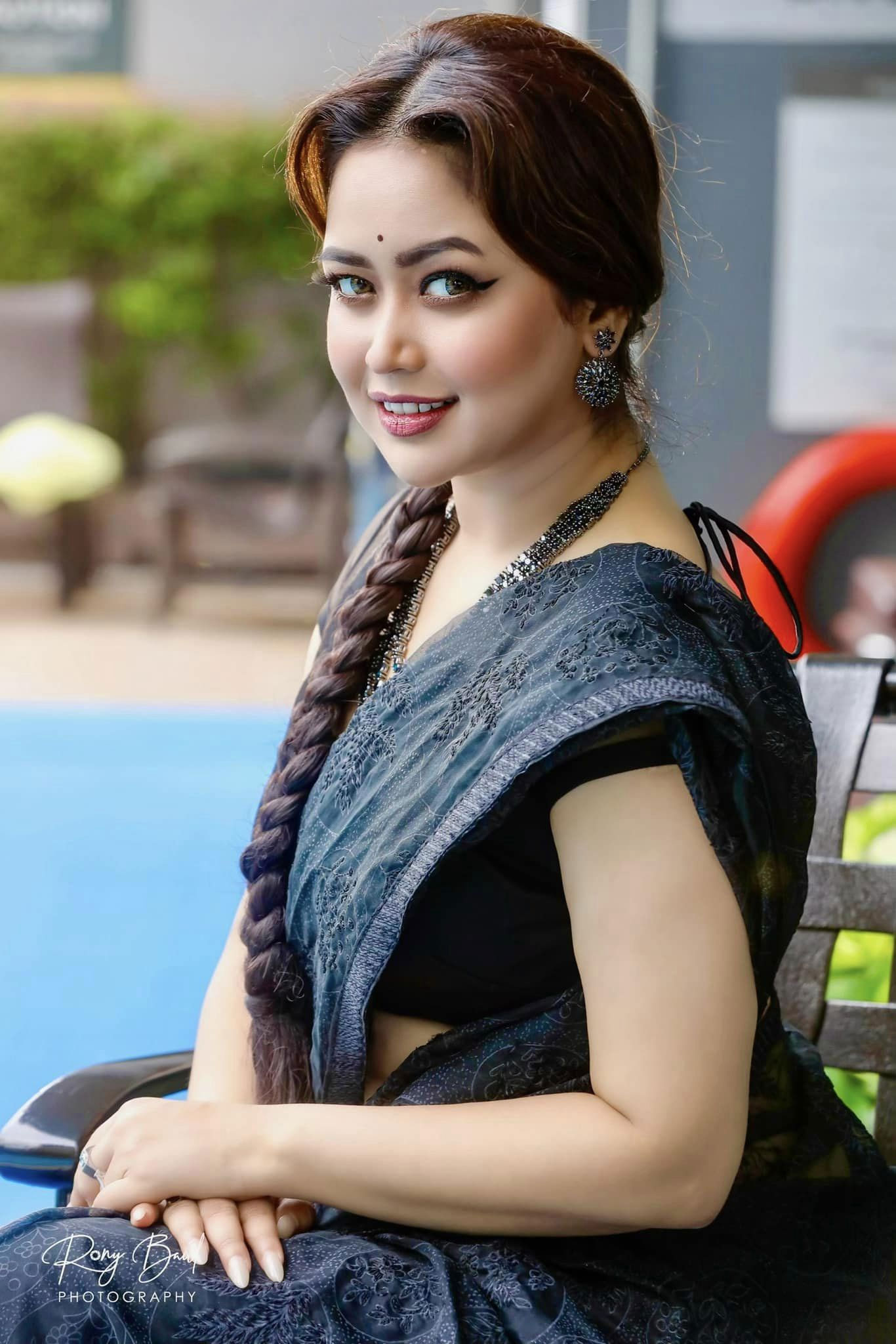 চোখজুড়ানো কালো শাড়িতে ভাবনার ৬টি ছবি 