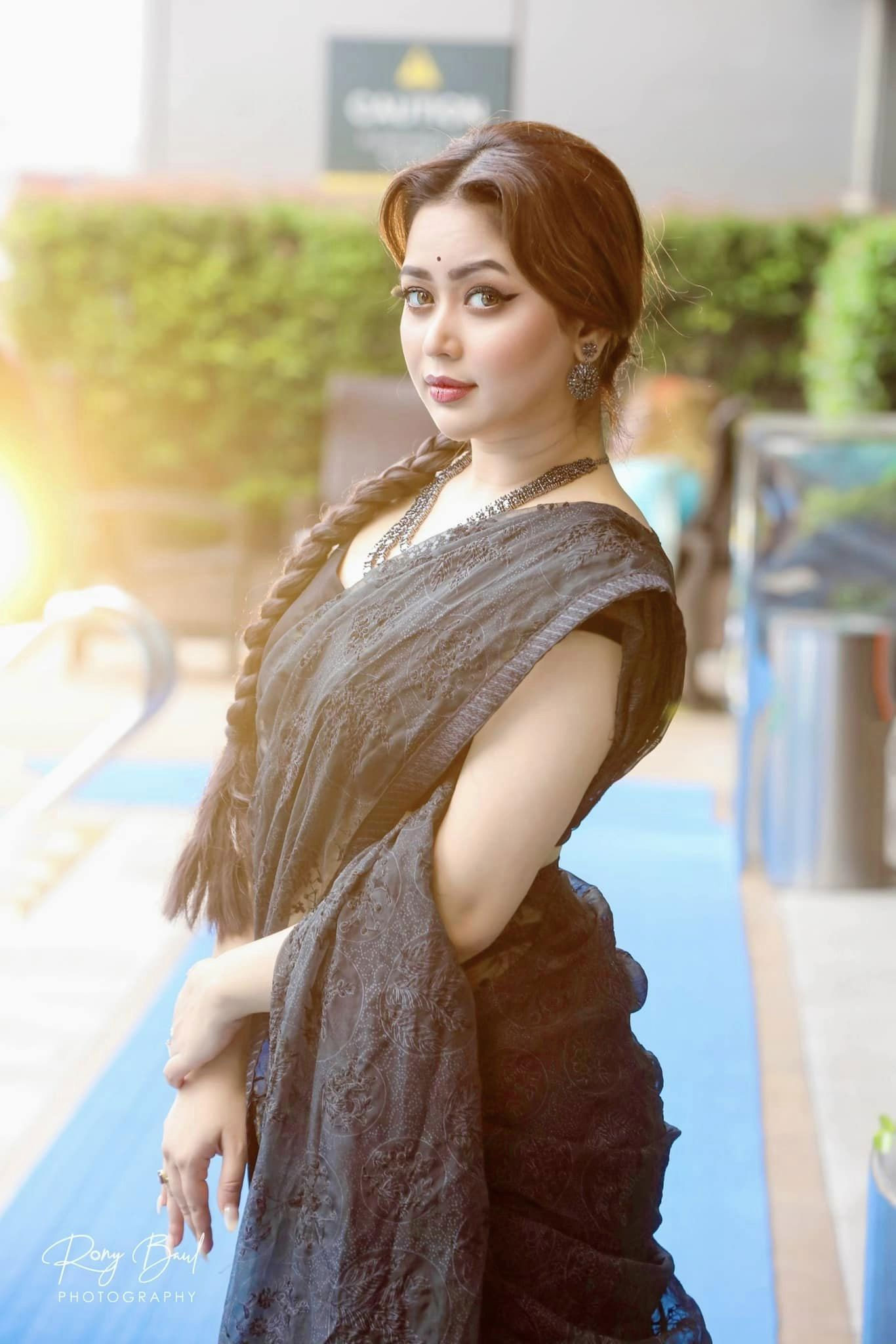 চোখজুড়ানো কালো শাড়িতে ভাবনার ৬টি ছবি 