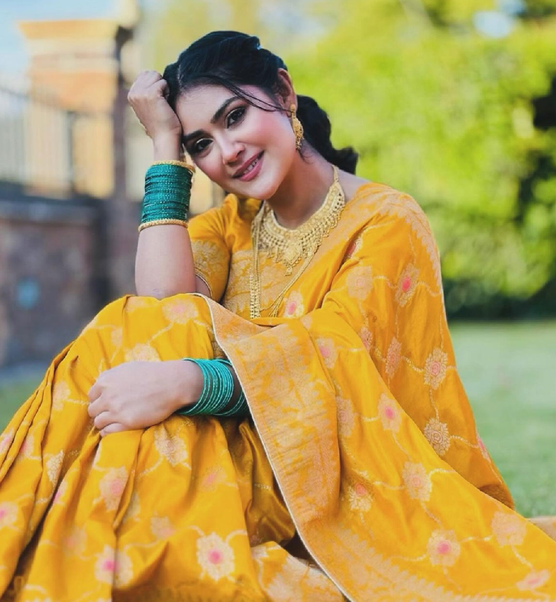 হলুদ শাড়িতে নতুন রুপে ক্যামেরা ধরা দিলেন তৃপ্তি