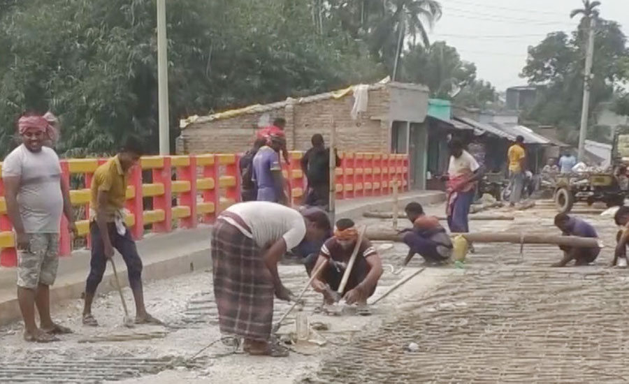 চলাচলের ৬ মাসেই ধসে পড়ল সেতুর পাটাতন, দায় নেবে কে?