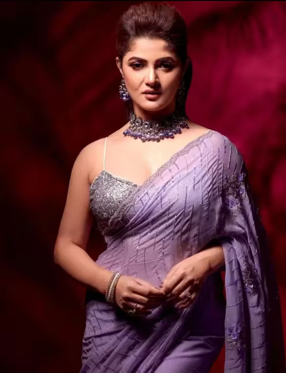 ১৬ বছরের যুবতীকেও হার মানাবেন শ্রাবন্তী, দেখুন ছবিতে
