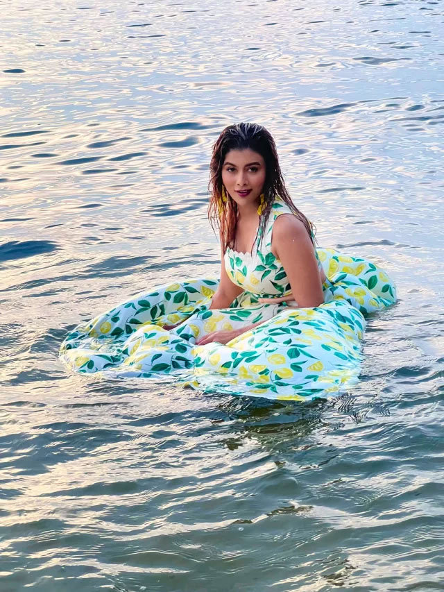 সি বিচে অনবদ্য লুকে টয়া