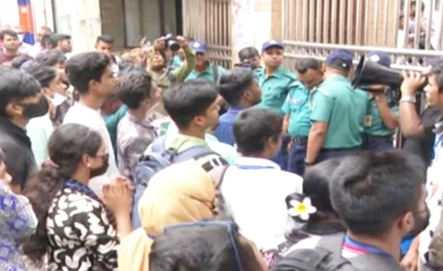 ফল পুনর্মূল্যায়নের দাবিতে ঢাকা বোর্ডের চেয়ারম্যান ও কর্মকর্তারা অবরুদ্ধ 