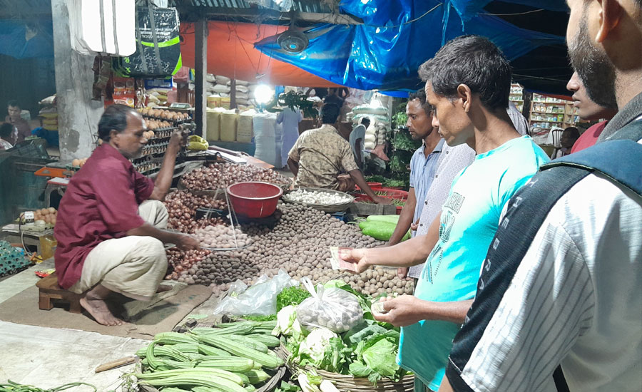 নিত্যপণ্যের বাজারে উত্তাপ, দিশেহারা মানুষ