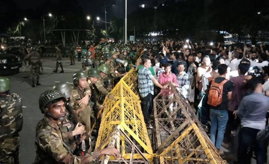 বঙ্গভবনের সামনে শিক্ষার্থী গুলিবিদ্ধসহ আহত ৩