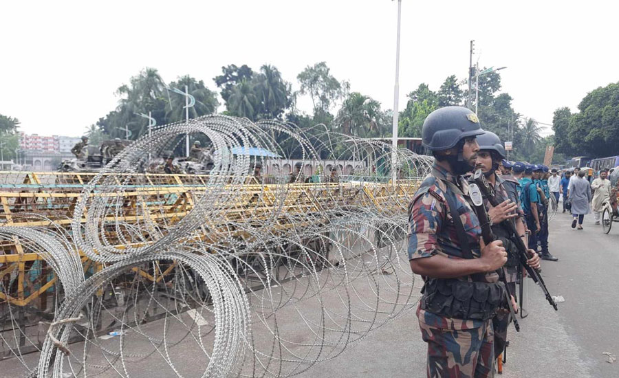 রাষ্ট্রপতির নিরাপত্তায় বঙ্গভবনের সামনে কাঁটাতারের বেড়া