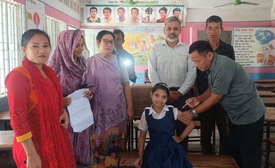রাজস্থলীতে জরায়ু ক্যান্সারের টিকা পাচ্ছেন ১৫১৩ কিশোরী