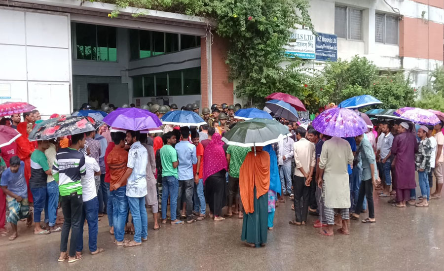 বকেয়া বেতনের দাবীতে গাজীপুরে টিএন্ডজেড কারখানার শ্রমিকদের সড়ক অবরোধ