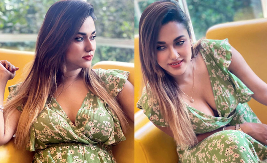 প্রকাশ্যে ববির আবেদনময়ী ছবি