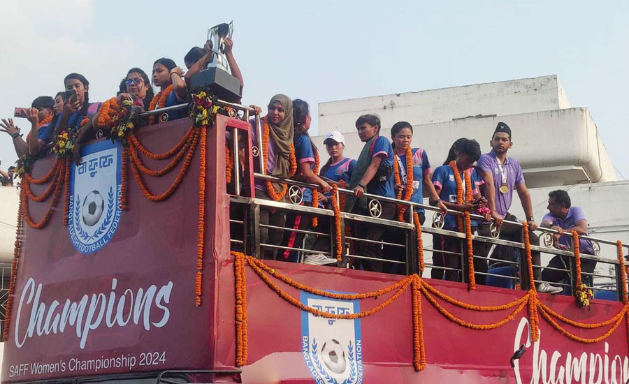 ছাদখোলা বাসে সাফ চ্যাম্পিয়নদের যাত্রা শুরু