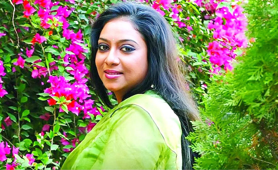 পাঁচ বছর ধরে শাবনূরের বাসার সামনে গোলাপ ফুল রেখে যান একজন!