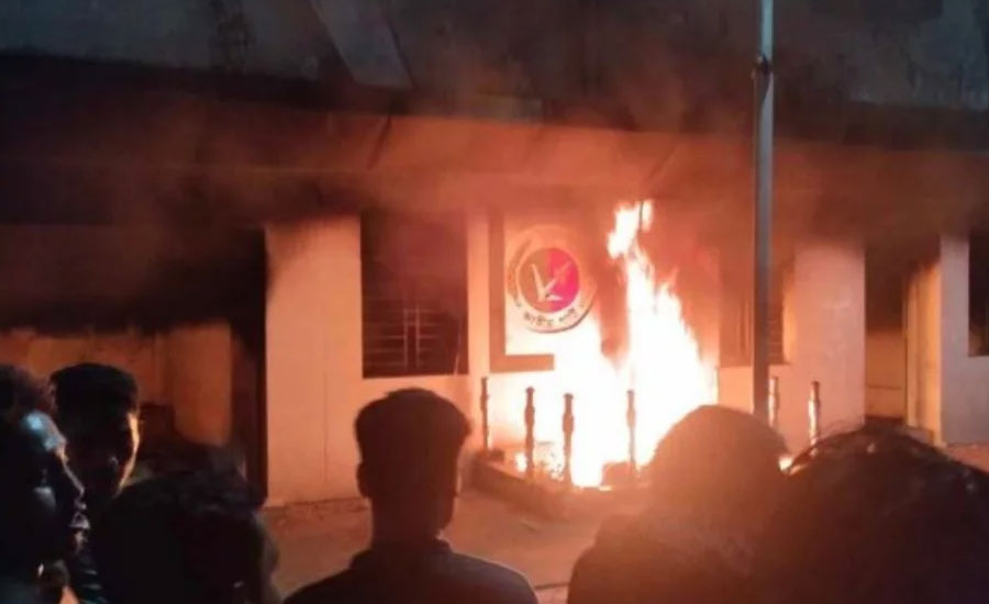 জাতীয় পার্টির প্রধান কার্যালয়ে আগুন দিলো ছাত্র-জনতা