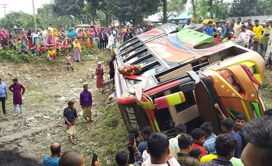 ঠাকুরগাঁওয়ে মোটরসাইকেলের  আরোহীকে বাঁচাতে গিয়ে বাস  দুর্ঘটনায় পতিত