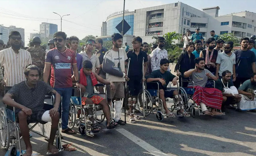 হুইল চেয়ার নিয়ে এখনো রাস্তায় আহতরা, অপেক্ষা উপদেষ্টাদের জন্য