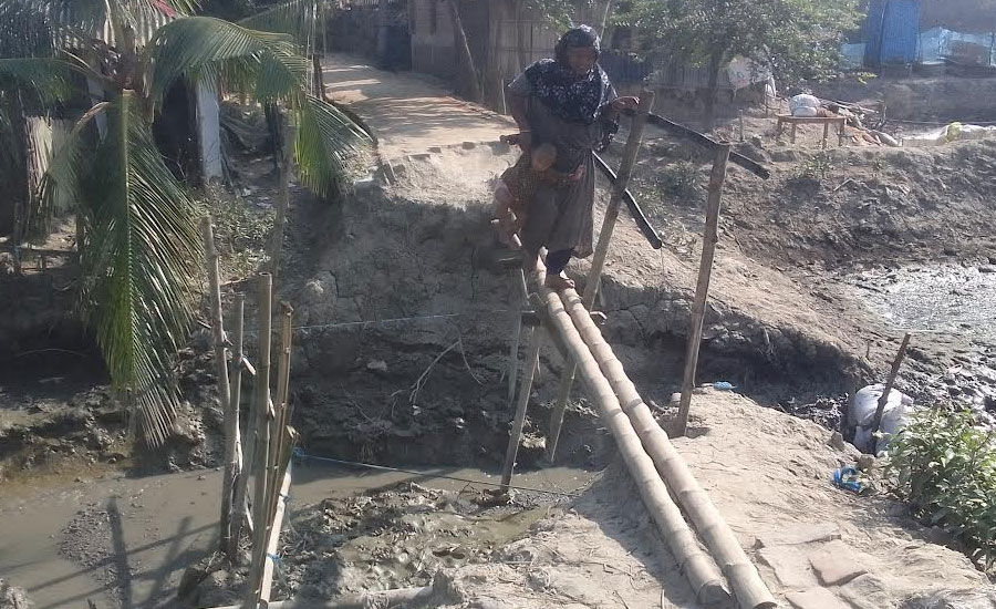 কয়রায় ইটের সলিং রাস্তা ভাংচোরা চলাচলে চরম দুর্ভোগ 