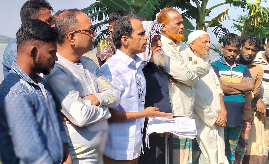 উজিরপুরে মাছের ঘের দখল করতে জমি মালিকদের বিরুদ্ধে মামলা , প্রতিবাদে মানব বন্ধন
