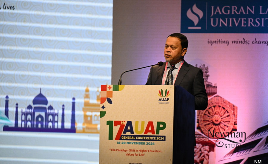ছবি: এইউএপি- এর ১৭ তম সাধারণ সম্মেলনের উদ্বোধনী মঞ্চে অন্যান্য অতিথিদের সঙ্গে ড. মো. সবুর খান। এসময় তিনি সংগঠনটির সভাপতি হিসেবে উদ্বোধনী বক্তব্যও প্রদান করেন। 