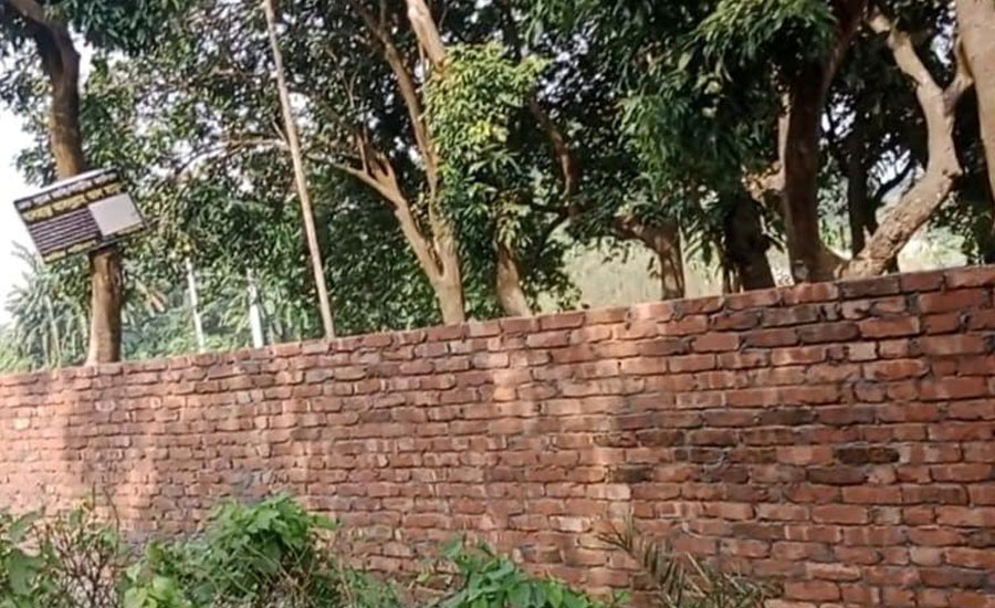 আড়াইহাজারে বাউন্ডারি দিয়ে অন্যের জমি দখলের অভিযোগ