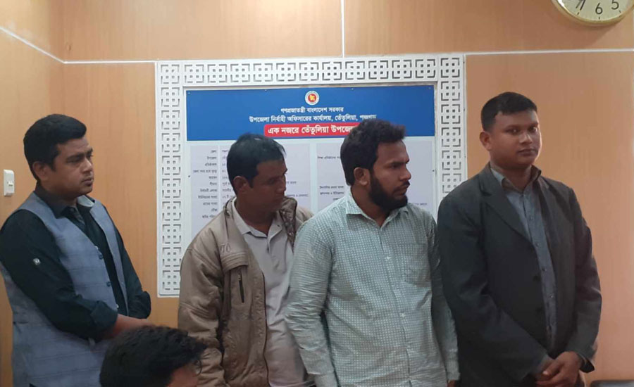 তেঁতুলিয়ায় ৩ ভুয়া সাংবাদিক সহ ক্যামেরাম্যান ও গাড়িচালক আটক