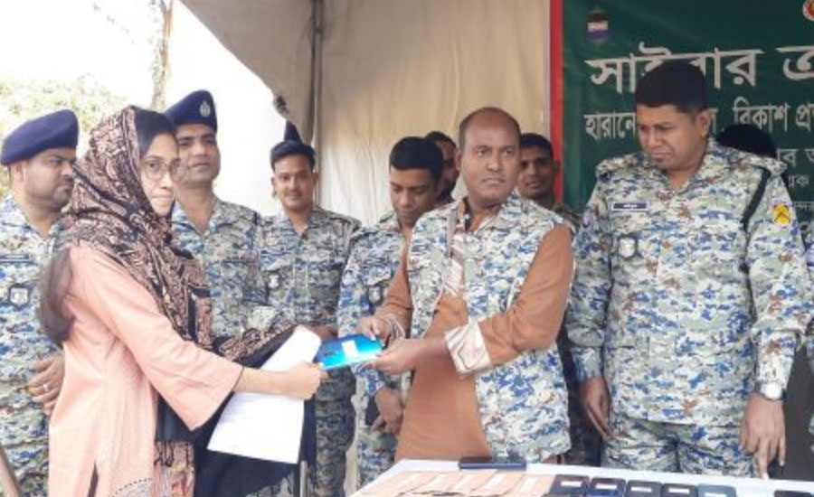 হারিয়ে যাওয়া  ৮৩টি মোবাইল ও বিকাশে নগদ ২ লাখ টাকা  মালিকদের কাছে হস্তান্তর করলেন  এপিবিএন