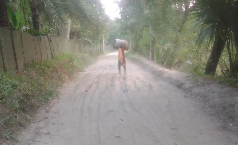 কয়রায় পিচের রাস্তার কাজ রেখে চলে গেছে ঠিকাদার