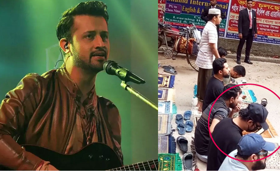 ঢাকার রাস্তায় নামাজ পড়া ছবিটি কি আতিফ আসলামের
