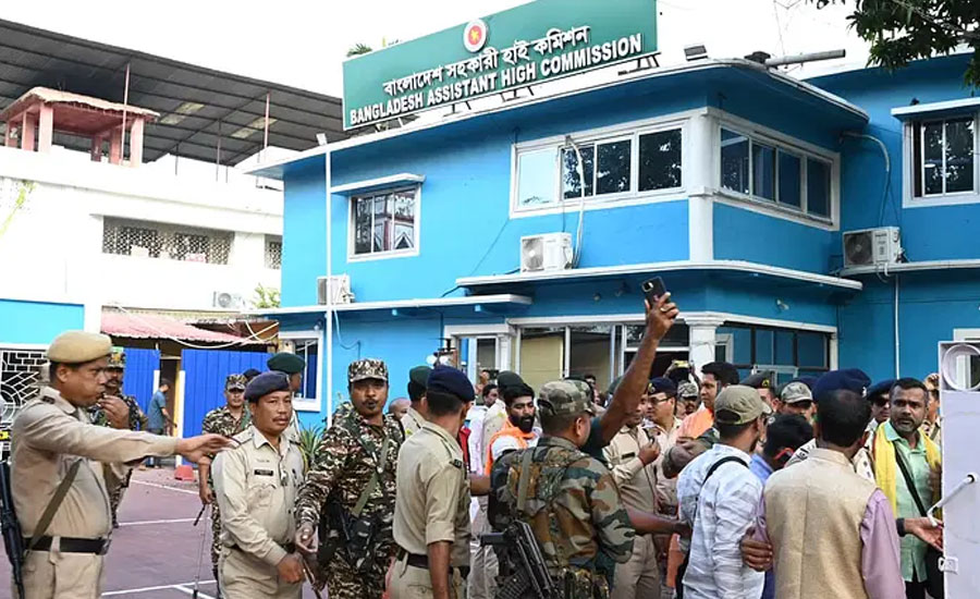 আগরতলায় বাংলাদেশ সহকারী হাইকমিশনে হামলা, পতাকায় আগুন