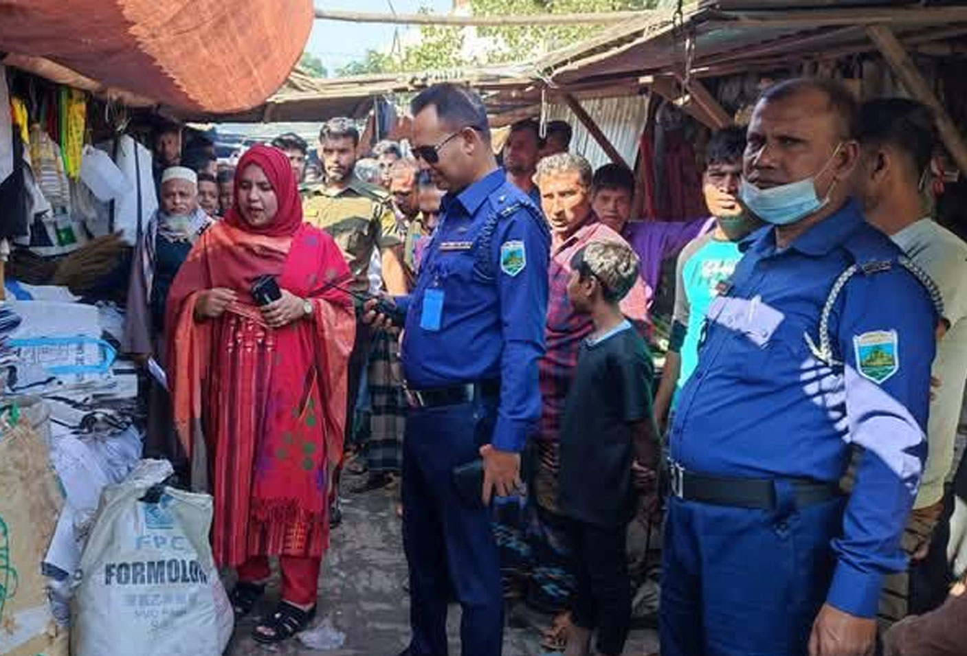 শিবগঞ্জে নিষিদ্ধ পলিথিন রাখায় দুই ব্যবসায়ীকে জরিমানা