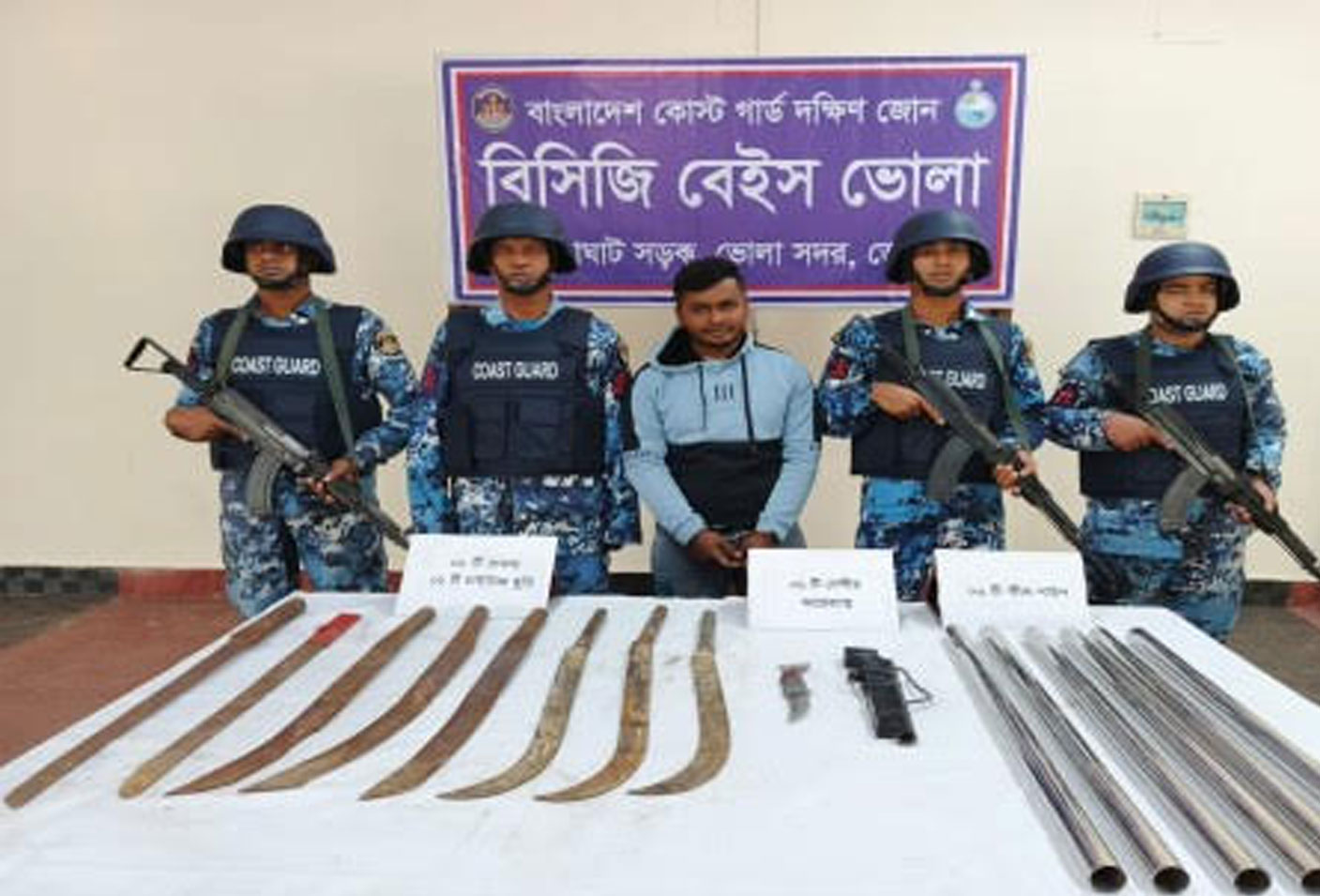 ভোলায় কোস্টগার্ড এর বিশেষ অভিযানে দুর্ধর্ষ সন্ত্রাসী আটক 