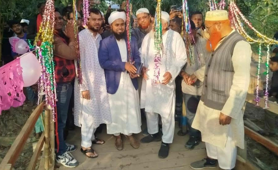 আমতলীতে বরযাত্রী নিয়ে ভেঙ্গে পড়া সেই সেতুর পাশেই কাঠের পুলের উদ্ভোধন