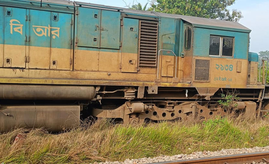 লাকসামে মেঘনা ট্রেনের ইঞ্জিন লাইনচ্যুত