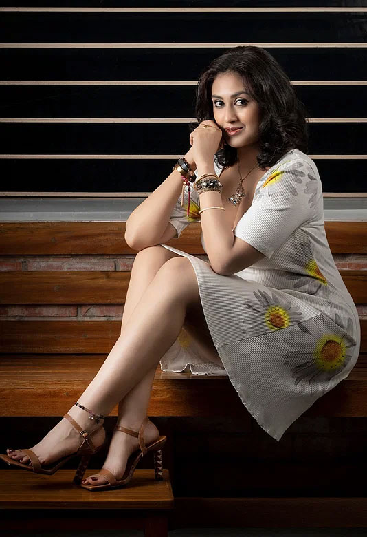 আকর্ষণীয় লুকে কুসুম শিকদার