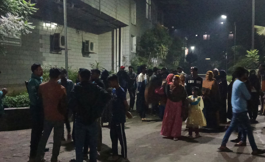 প্রায় ৮ লাখ টাকা বকেয়া বেতনের দাবীতে ঢাকা-ময়মনসিংহ মহাসড়ক অবরোধ শ্রমিকদের
