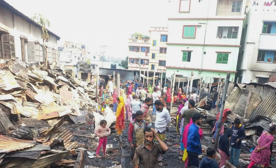 গাজীপুরের কোনাবাড়িতে আগুনে পুড়লো কলোনির ৫৭টি ঘর