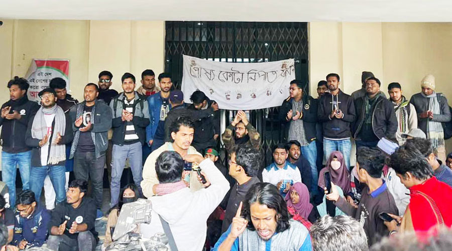 পোষ্য কোটা বাতিলসহ ৩ দাবিতে রাবির প্রশাসনিক ভবনে শিক্ষার্থীদের তালা