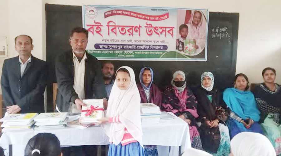 স্কুলে বই বিতরণ অনুষ্ঠানের ব্যানারে শেখ হাসিনার ছবি!