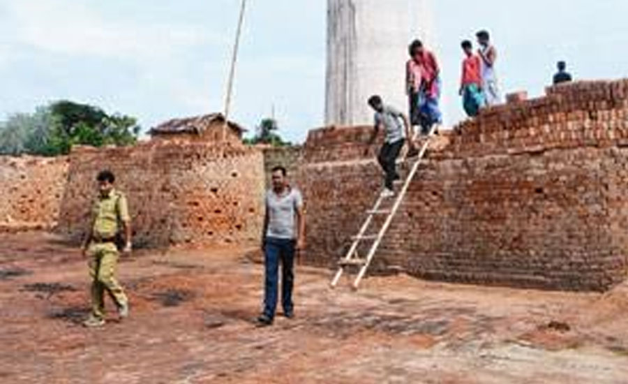 সাতক্ষীরায় নিয়মনীতির তোয়াক্কা না করে ইটভাটায় কয়লার সাথে পোড়ানো হচ্ছে কাঠ