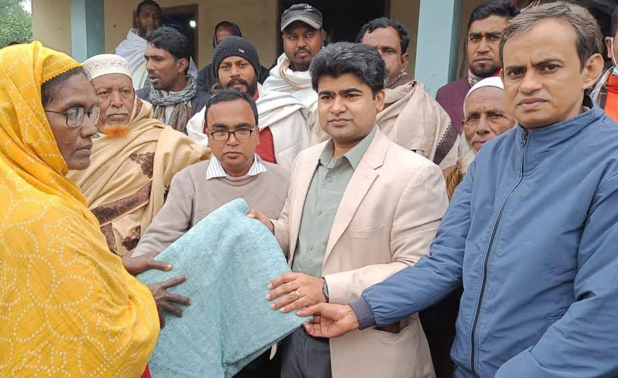 কাজিপুরে যমুনার চরাঞ্চল চরগিরিশে শীতবস্ত্র বিতরণ