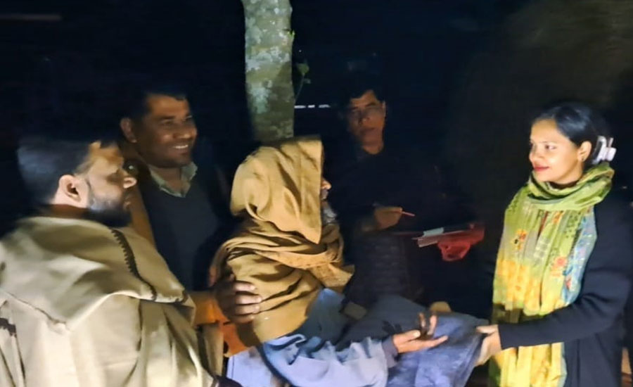 ঘাটাইলে শীতার্তদের মাঝে ইউএনও'র কম্বল বিতরণ