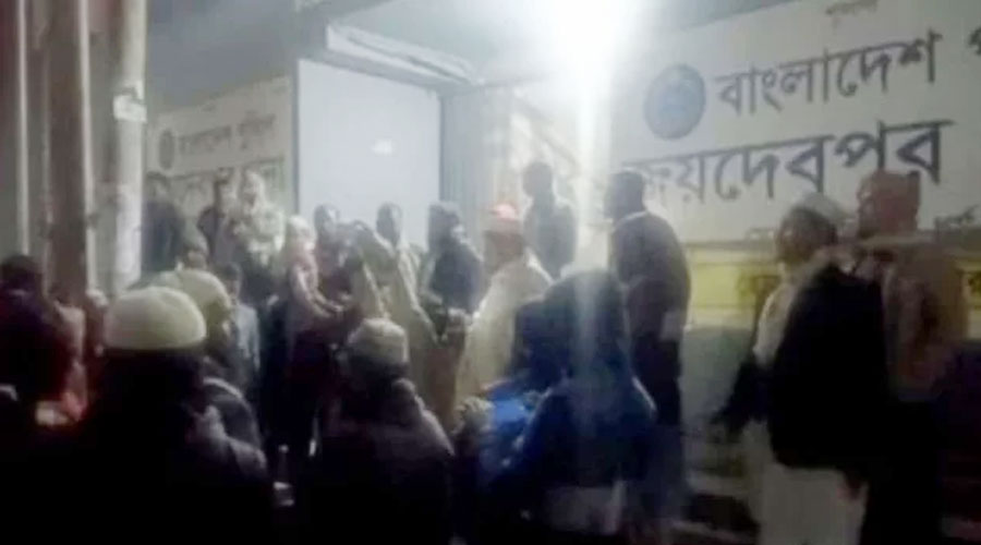আওয়ামী লীগ নেতাকে ছাড়াতে থানায় জামায়াতের নেতাকর্মীদের অবস্থান