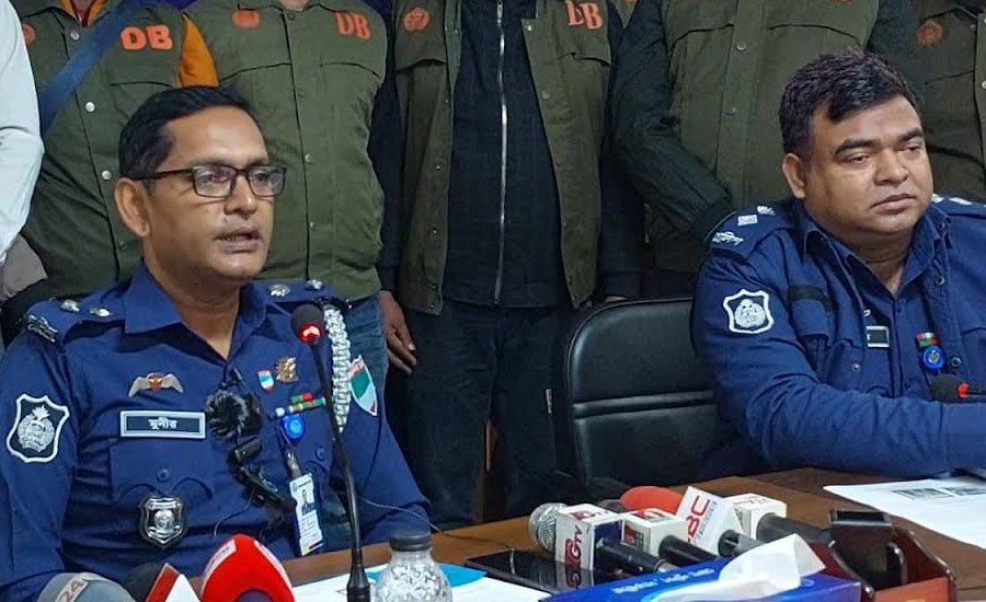 সাতক্ষীরায় তিনটি বিদেশি পিস্তল, গুলিসহ  অস্ত্র ব্যবসায়ী আটক