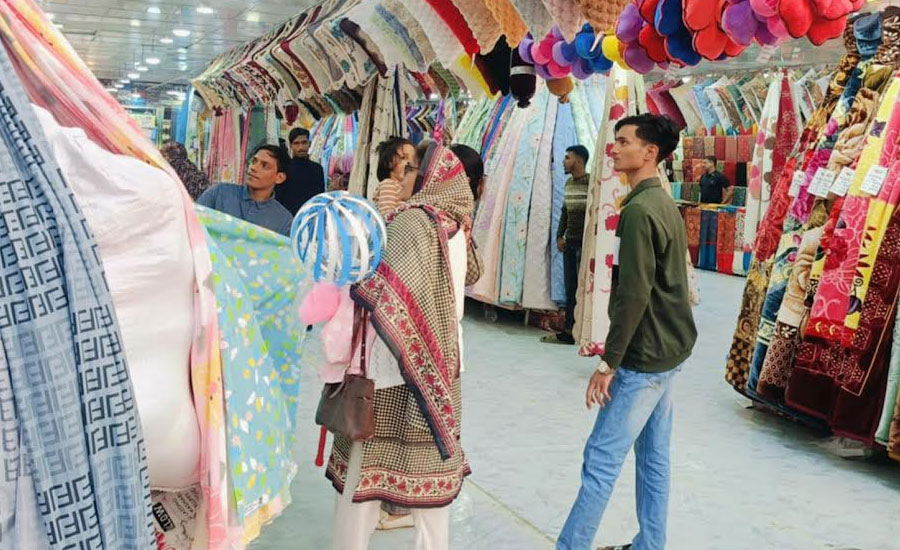ছাড়ের আশায় পন্য কিনছেন না দর্শনার্থীরা