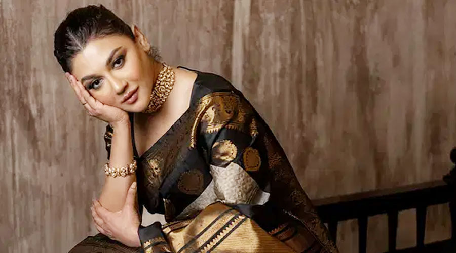 ঝলমলে শাড়িতে বছর শুরু করলেন জয়া