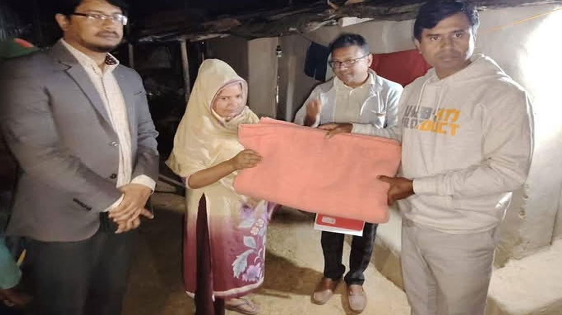 রাতের আধারে শীতার্ত মানুষের হাতে শীতবস্ত্র কম্বল তুলে দেন ইউএনও
