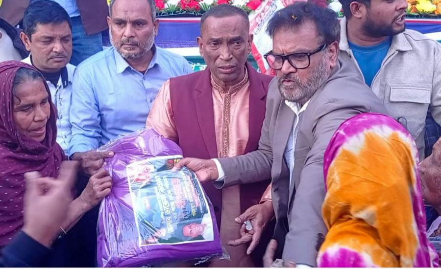 কাজিপুরে অসহায়দের মাঝে তারেক রহমানের শীতবস্ত্র বিতরণ করলেন: বিএনপি নেতা রানা